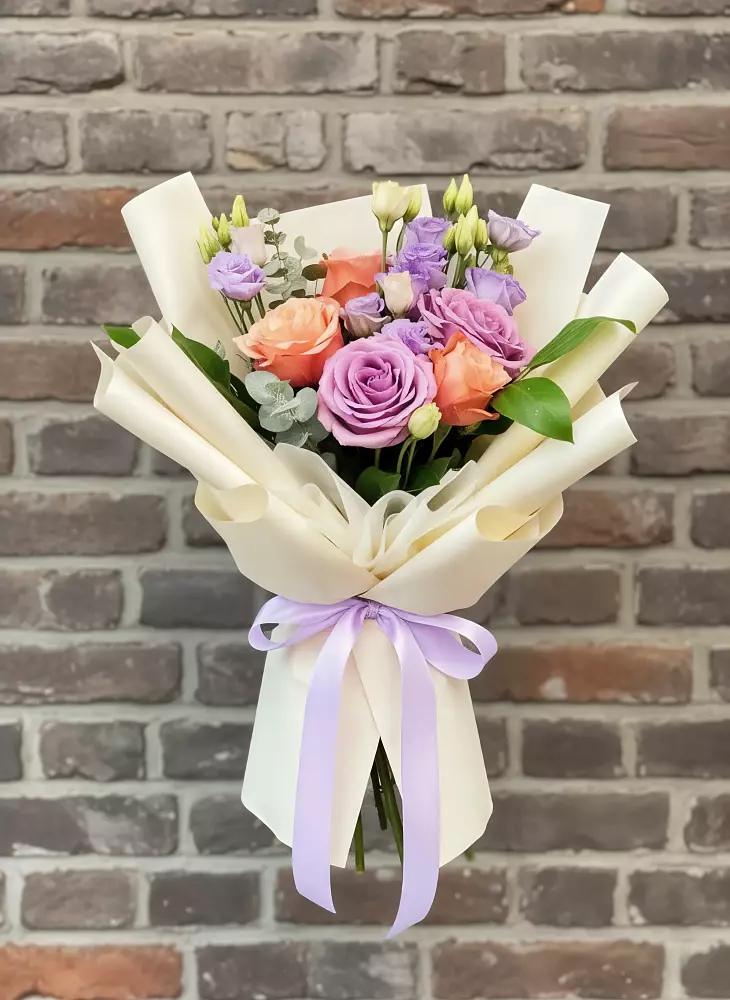 Букет цветов из: Лизиантусы и Розы в Передовой