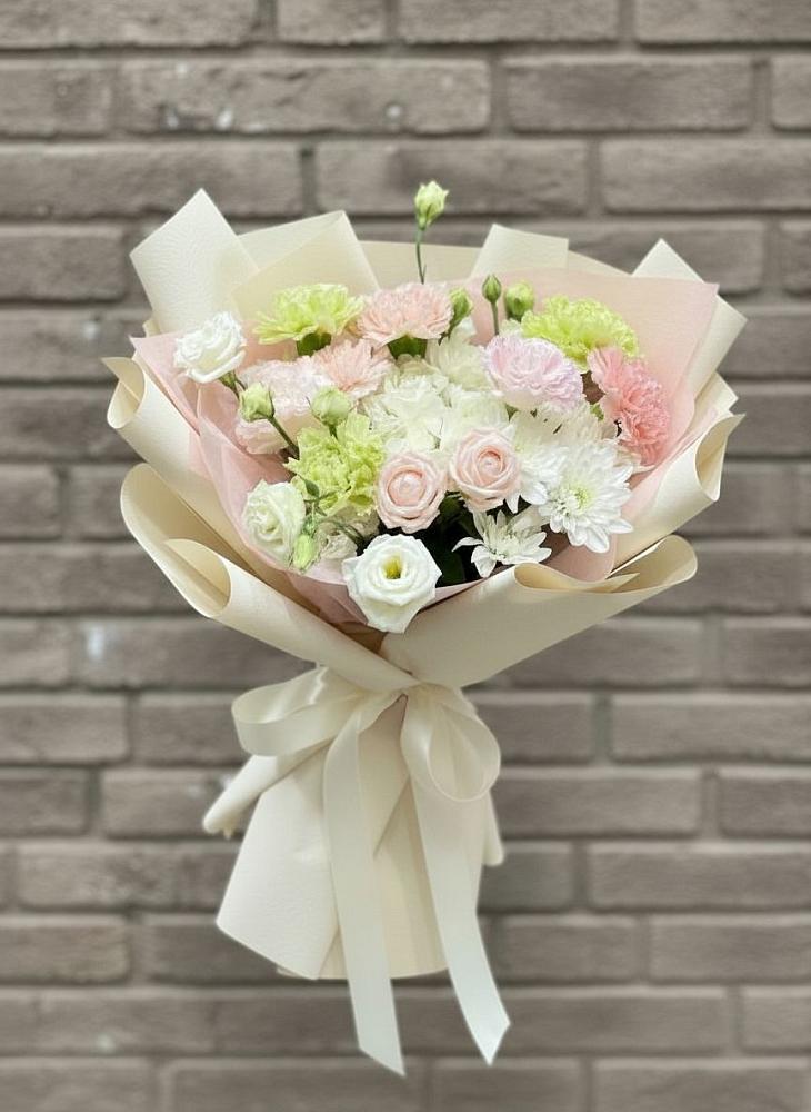 Букет цветов из: Гвоздики, Розы, Лизиантусы и Хризантемы в Передовой