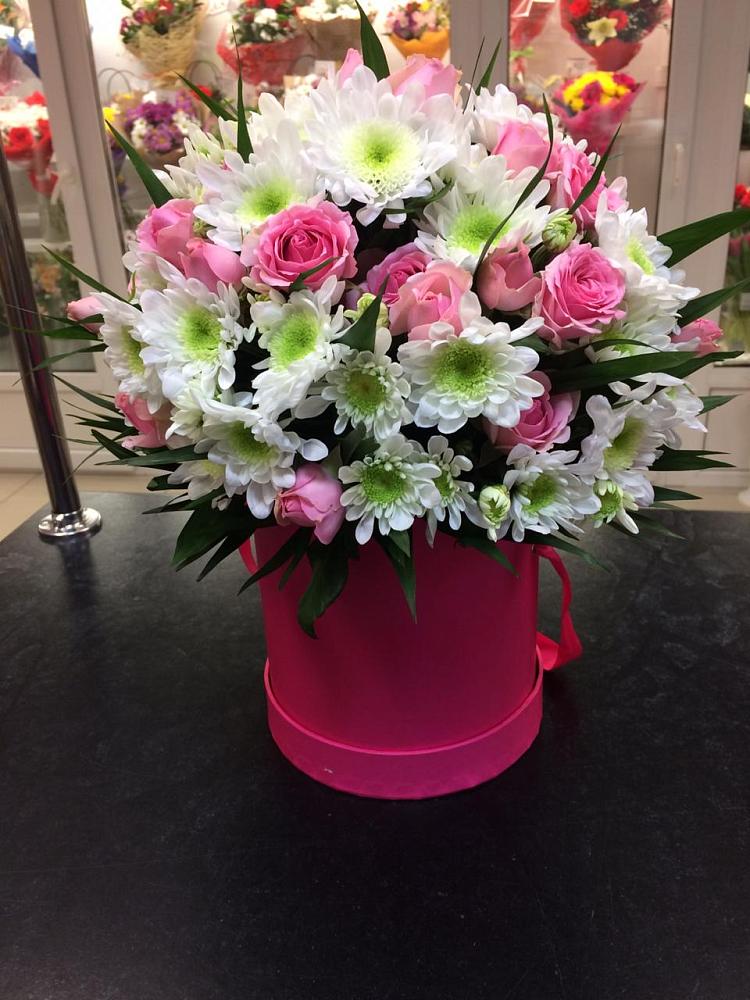 Цветочная композиция из Розы и Хризантемы в шляпной коробке в Передовой