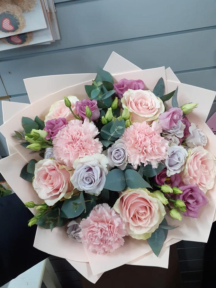 Букет цветов из: Розы, Гвоздики и Лизиантусы в Передовой