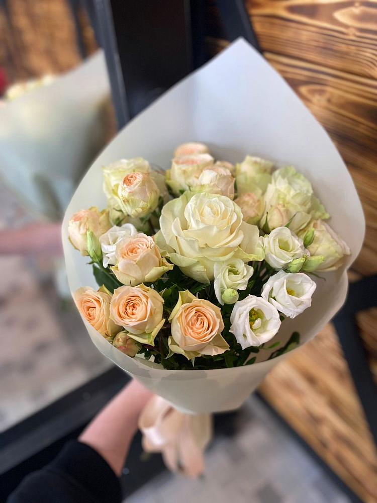 Букет цветов из: Розы и Лизиантусы в Передовой